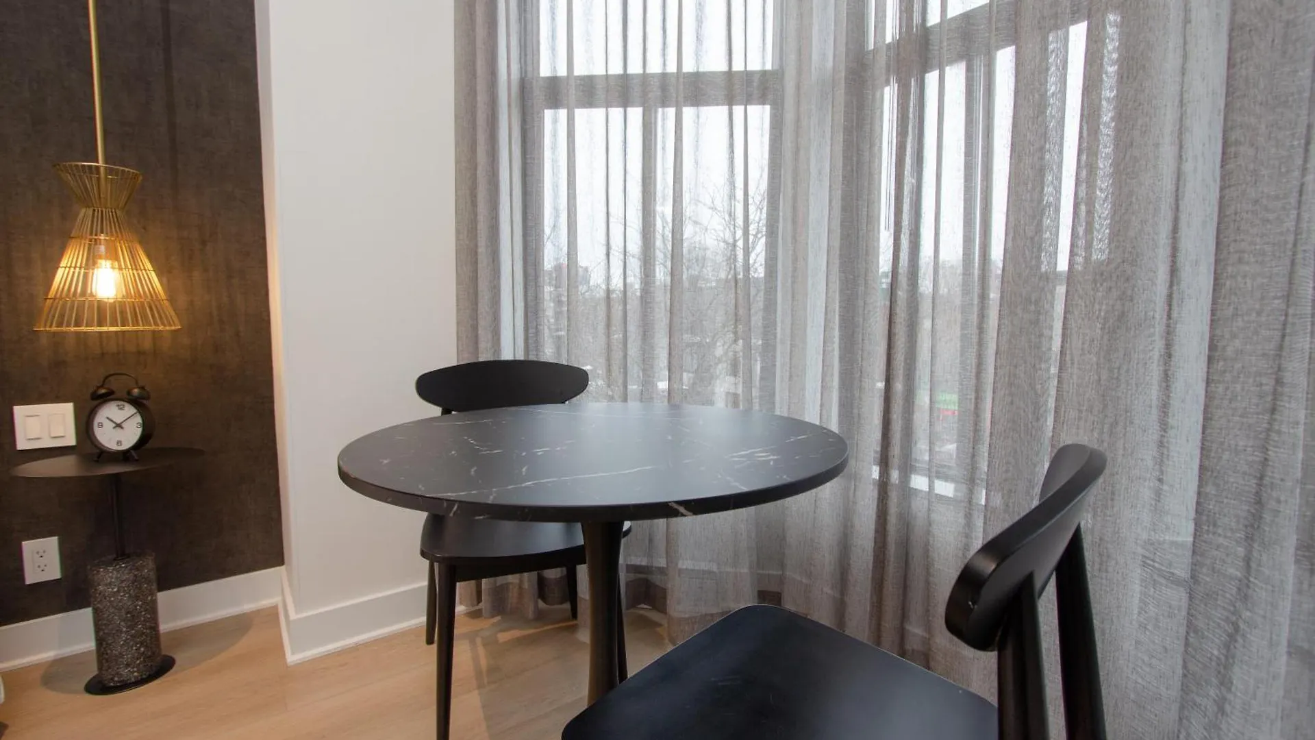 Studio #13 - Self Check-In - Plateau - St-Denis Montreal